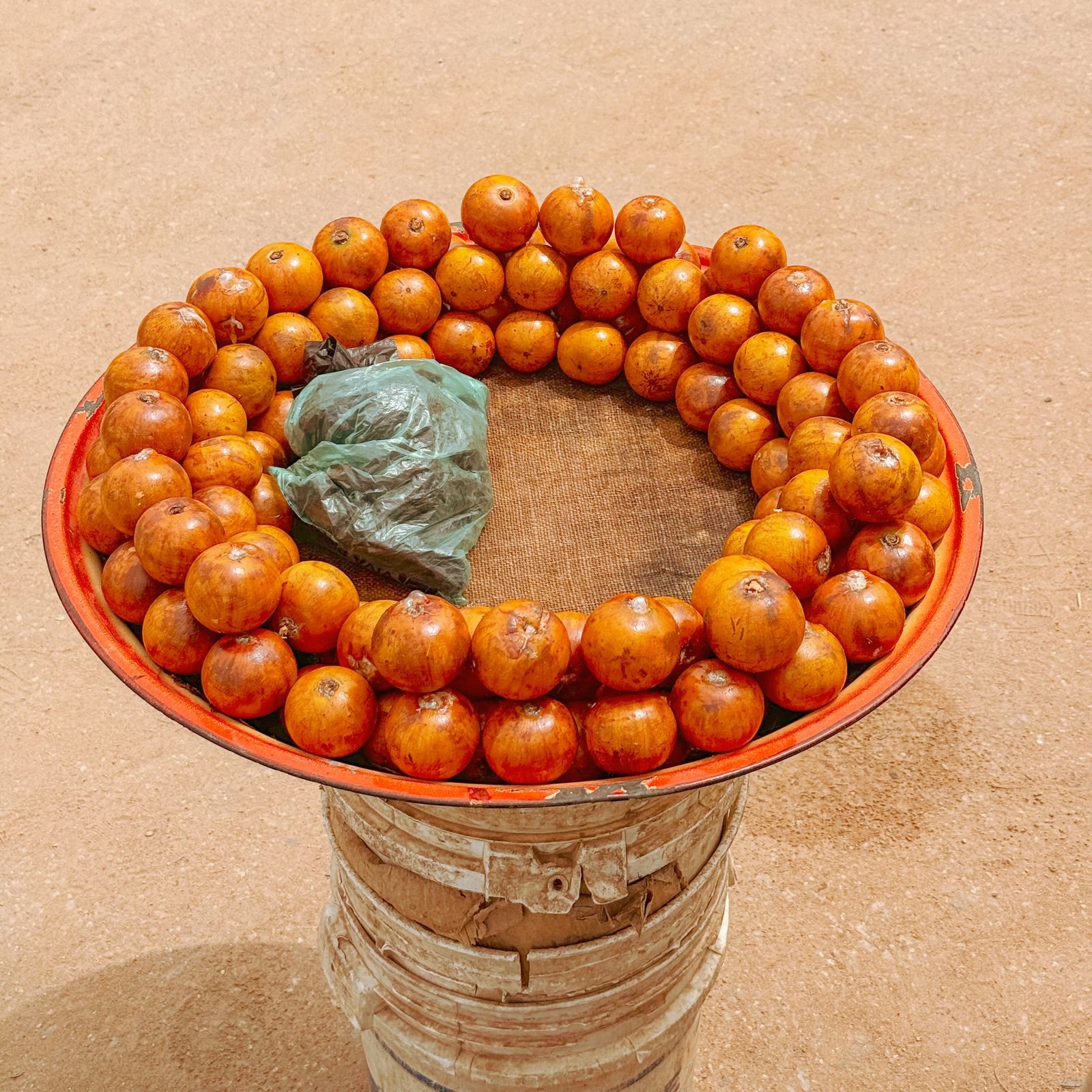 Agbalumo fruit arranged in a ring on a bowl